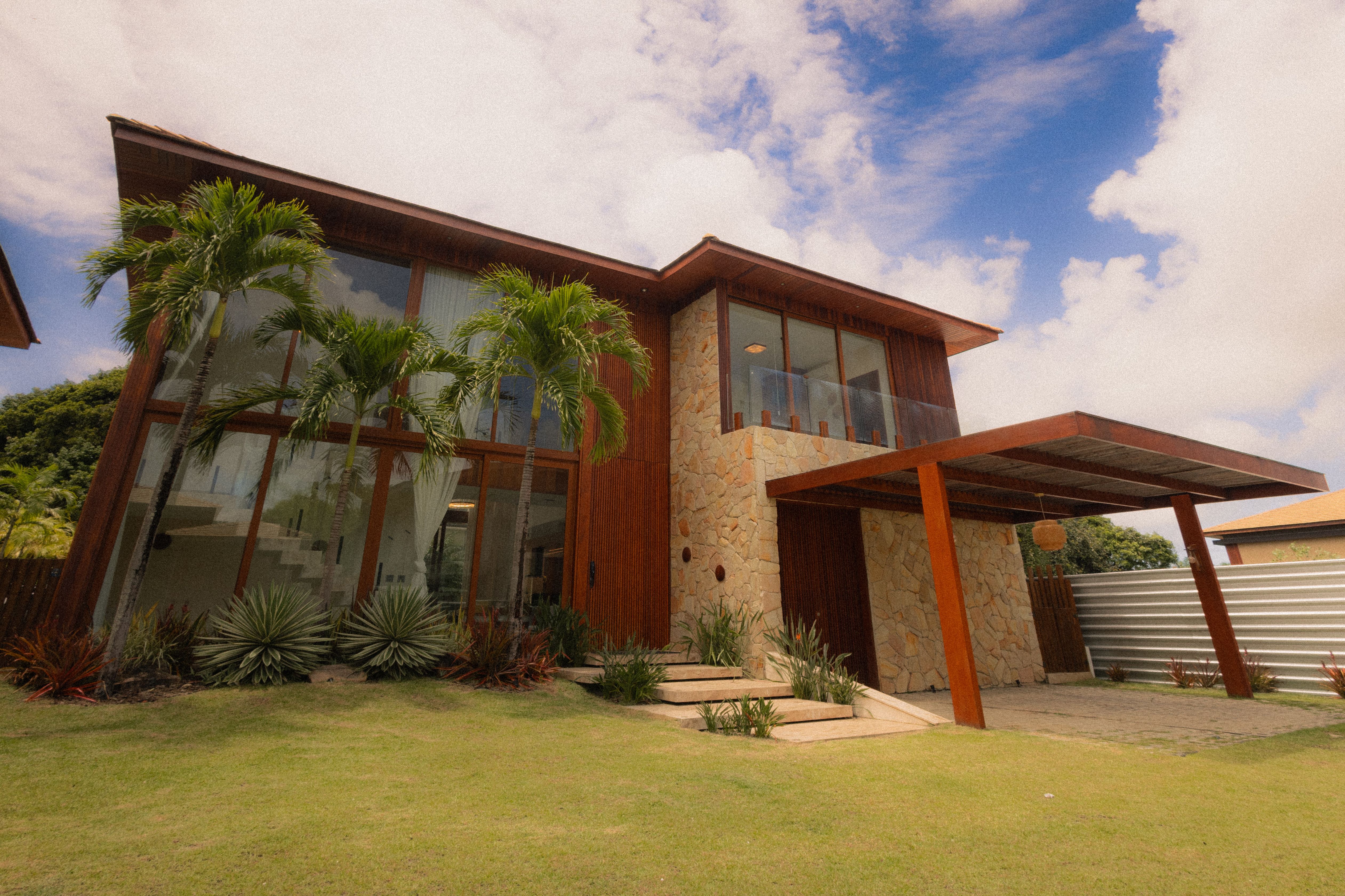 Villa com fachada em pedra em Tamboré